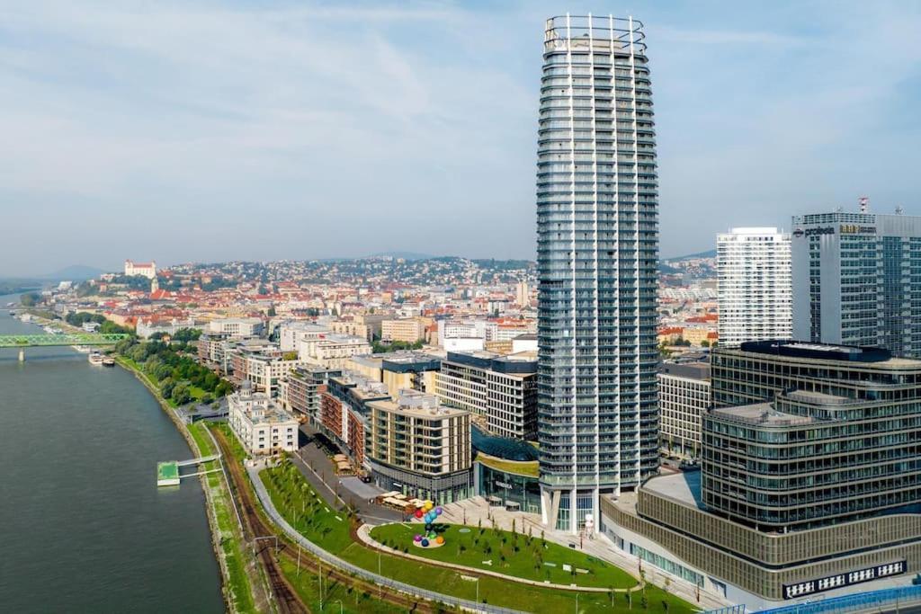 The First Skyscraper In Slovakia Appartement Bratislava Buitenkant foto